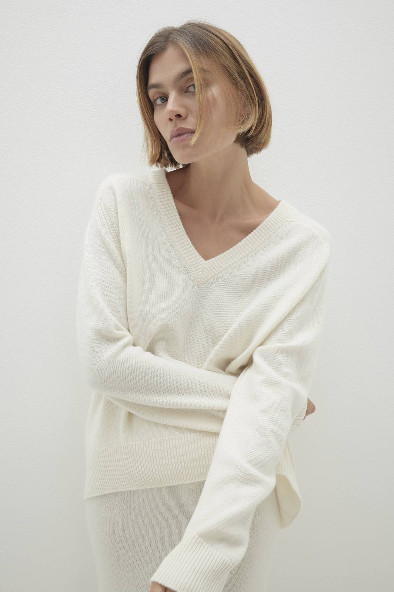 SYDNEY V-NECK CASHMERE SWEATER